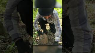 Ficamos surpresos depois de encontrar esse tesouro do lado da caixa da água