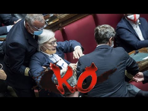 Sgarbi viene portato fuori dall'aula dopo una battaglia all'ultimo sangue con Mara Carfagna