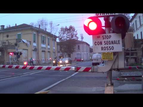 Passaggio a livello con semibarriere di via Candiano in HD - Ravenna #5 / Level Crossing / 道口