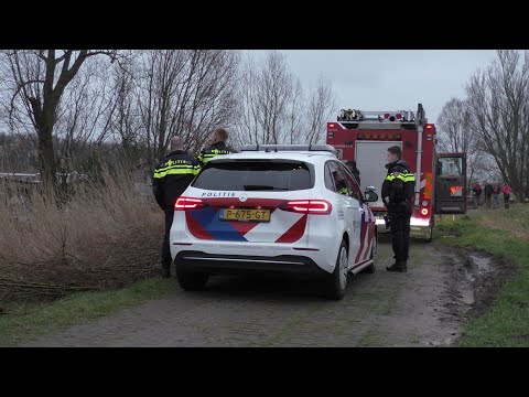 Brandweer Spaarndam rukt met spoed uit voor een Brand op een Woonboot Linie Velserbroek