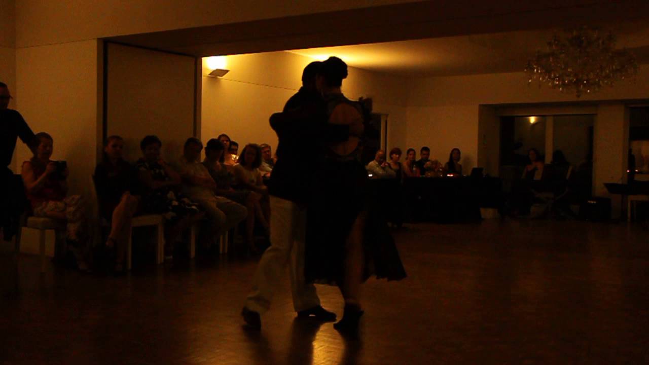 ROBERTO LEIVA E MANUELA RIVERO NA MILONGA DA CASA BRANCA - 1/4