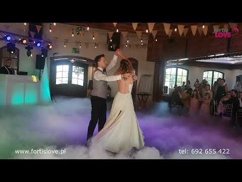 Piękny taniec Moniki i Pawła, taniec w chmurach, ciężki dym