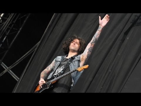 Fall Out Boy - My Songs Know What You Did In The Dark (Light Em Up) at Reading Festival 2013