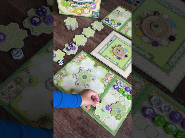 Vídeo relacionado con Plan B Games | Azul Jardín de la Reina | Juego de Mesa de Colocacción de Losetas y Estrategia para Adultos y Familias | A Partir de 10 Años | De 2 a 4 Jugadores | 45-60 Minutos por Partida | Español