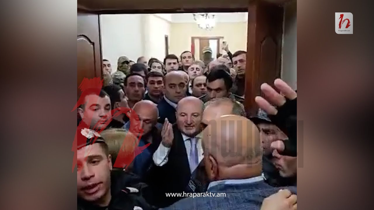 Գյումրու քաղաքապետը դուրս եկավ, դիմեց ժողովրդին