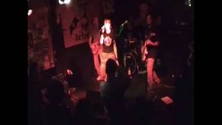 DÉTENTE Decline Little Devil 2010