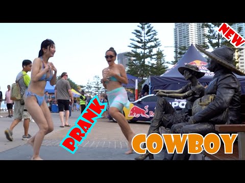 #cowboy_prank. The reactions are priceless.LOL. elucon statue prank. luco patung.