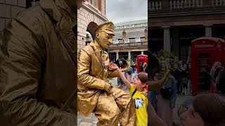 London Levitating Goldman.#valentinethestatue @silvermanstatueofficial