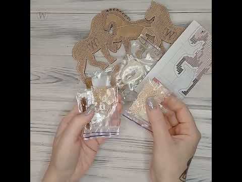 FLK-595 Набор для вышивания бисером по дереву новогодней игрушки Кремовый жеребец (Лошадь символ 2026 года) - фото 1 - id-p2717312913