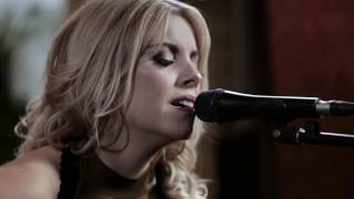 Lindsay Ell – Strawberry Wine (Forever Country Cover Series)