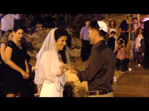 Tamar & Haim walking to the Chupa