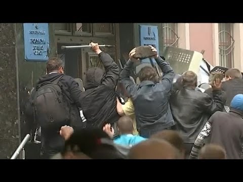 Riot police surrender to protesters in Donetsk chaos | ITV News