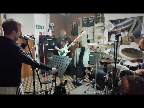 Toxicity in ginocchio cover by vanishing point