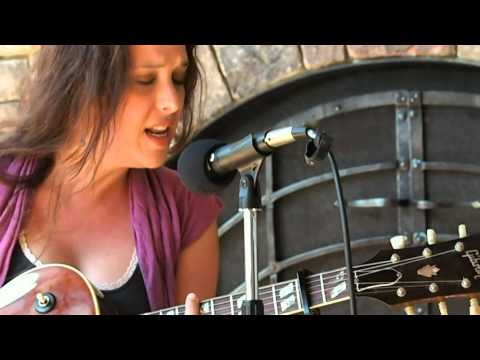 Acoustic Sessions at The Festy : Sarah Siskind 