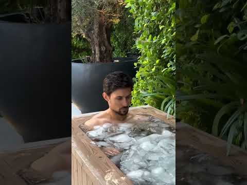 Павел Дуров в ледяной ванне