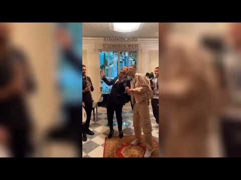 Τrannos Παιζει Με Φιδια