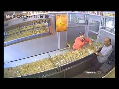 شاهدوا الفيديو.. بائع مجوهرات بالناظور يقع فريسة عملية سرقة