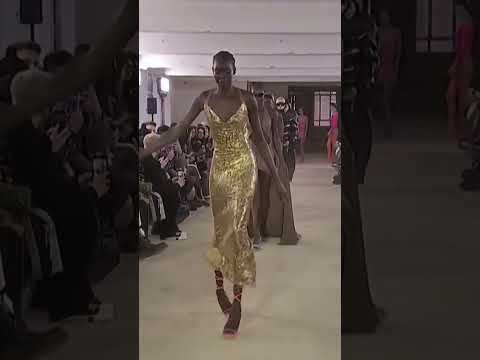 #models #falling #runway #fail #fashionshow