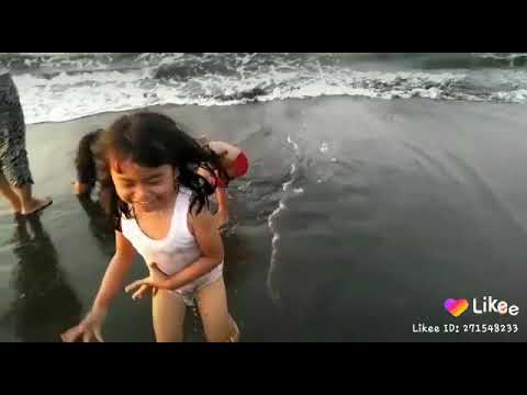 Bersama teman dan adik. Dipantai tegal @nadira ardanny