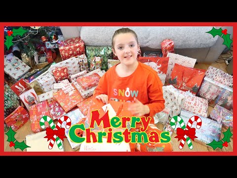 CHRISTMAS DAY OPENING PRESENTS WITH MAISIE 2019