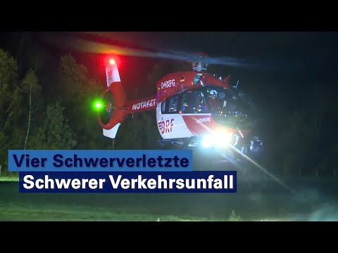 Transporter prallt mit hoher Geschwindigkeit gegen Baum