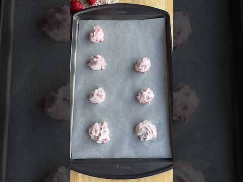 Strawberry Yogurt Clusters ✨🍓 These 3-ingredient little chocolate treats are the perfect,