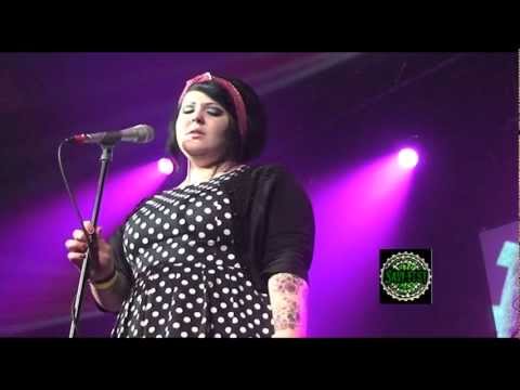 Jade Richards sings live from The Barrowlands