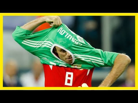 Russland rettet unentschieden gegen spanien mit feldspieler im tor