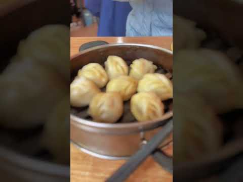 Ao meio-dia, conheci um restaurante chinês muito característico, cuja especialidade era