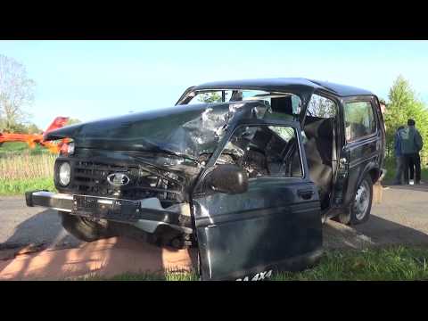 11.05.2019 Abgelenkt durch Autoradio - Lada kracht frontal gegen Baum – junge Frau schwer verletzt!