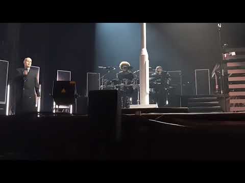 PET SHOP BOYS: Chris Lowe forgets the chords lol (Edinburgh 31/12/2022).