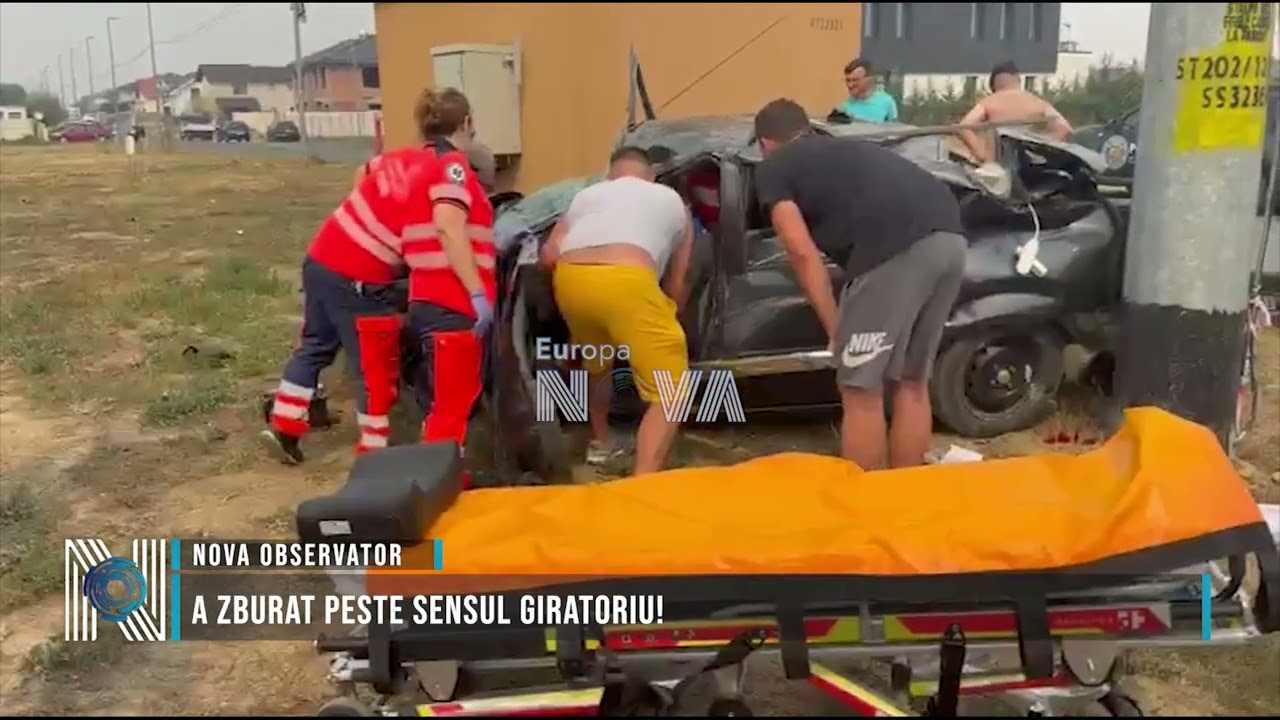 A zburat peste sensul giratoriu! Șofer de 74 de ani, proiectat în afara drumului la Moșnița Nouă