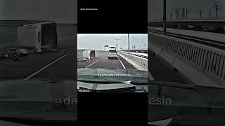 Download lagu The Moment a Box Truck Tire Burst, Loading the Road mp3 Download lagu The Moment a Box Truck Tire Burst, Loading the Road mp3