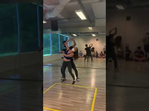 Randy & Chloe - Intro to Zouk Bonecas (Head Movements) - Brazilian Zouk #VerticalVideo