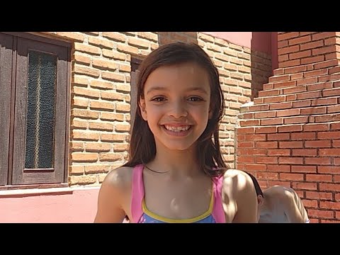 Brincando na piscina      