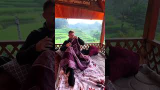 Download lagu Bule di sasarung, sambil menikmati suasana pagi pedesaan di saung #halamanbelakangkebon #village mp3