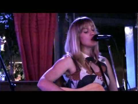 Dolls on Parade  The Honeysmiths, live at Bar Berlin