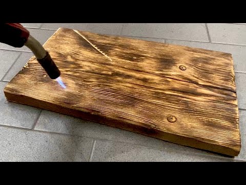 Holz durch abflammen, bürsten und ölen künstlich altern lassen