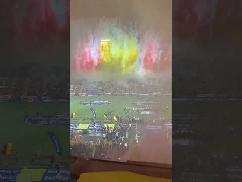 "Recibimiento de Tolima en la final del colombiano vs Junior" Barra: Revolución Vinotinto Sur &bull; Club: Tolima