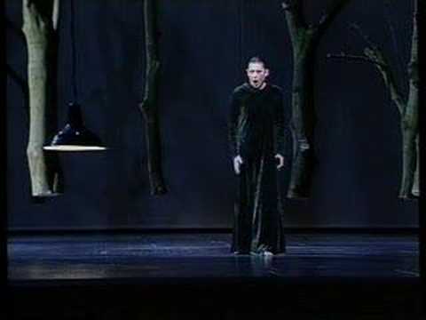 Aποσπάσματα από την παράσταση της μονολογικής μονόπρακτης όπερας / μονοδράματος Η Προσμονή [Erwartung] op. 17, σύνθεση του [[#Arnold Schönberg [Άνρολντ Σαίνμπεργκ]#]], σε λιμπρέτο της [[#Mizzi Pappenheim [Μίτσι Πάπενχαϊμ]#]], Άμστερνταμ 2005.