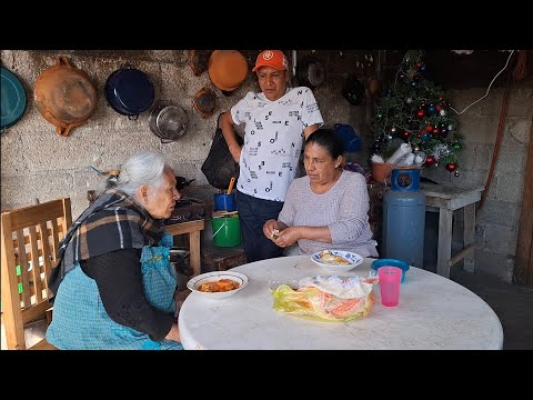 Asi empezamos el dia almorzando  con jefecita  y rocio escogiendo  su apachigui