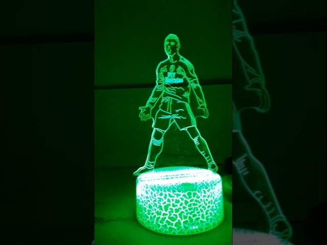 Vídeo relacionado con DEREGALOOS Lámpara LED Fútbol Personalizada. Luz Nocturna RGB con Nombre y Número. Placa con Base Táctil. Regalo Original para Niños Futboleros. (Camiseta Personalizada)