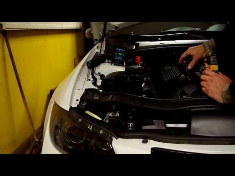 Archoil AR 9100 Test, pouring fluid to running engine.