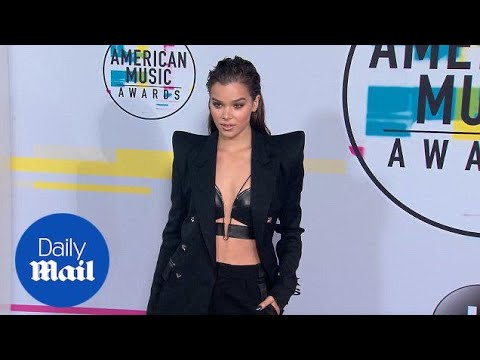 Hailee Steinfeld arrives looking edgy at the AMA's red carpet - Daily Mail