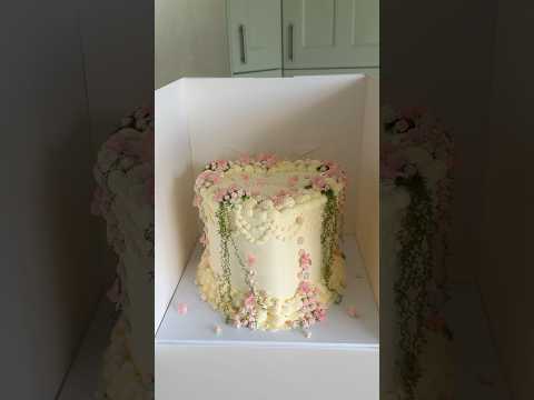 Whimsical wedding cake🤍✨🌸🌷🌱