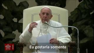 Menina rouba a cena na Audiência Geral