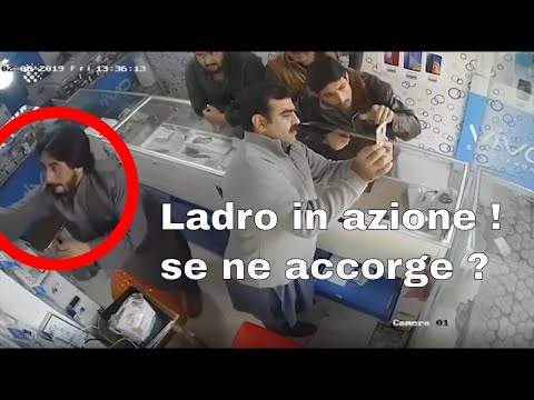 ladri di cellulari in negozio . furto di smartphone