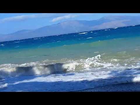 Φουρτουνιασμένη θάλασσα στο Ξυλόκαστρο ...