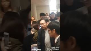 Download lagu Lee Joon Gi arrives HK airport 21012017 mp3