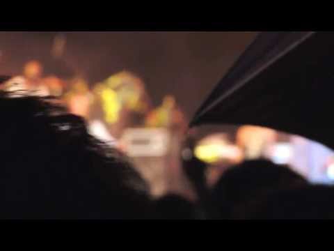 Shaggy performing 'Bonafide Girl' (Fans in pouring rain) in Trinidad